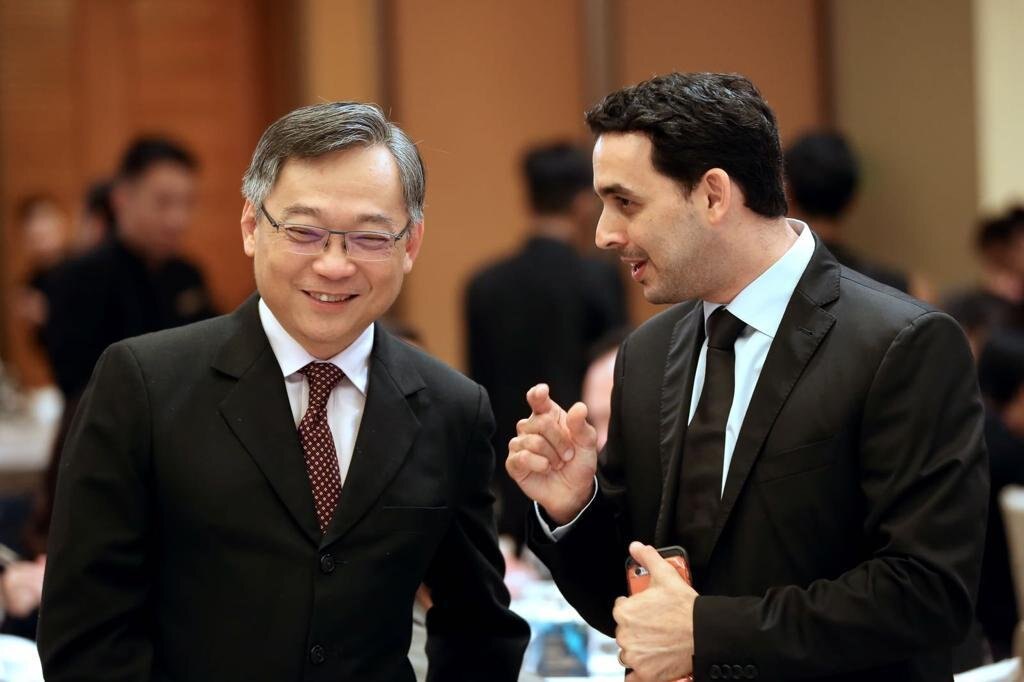 Speaking to Singapore's Minister for Health, Gan Kim Yong at the Singapore Medical Association's annual dinner and sharing thoughts on ways of improvi